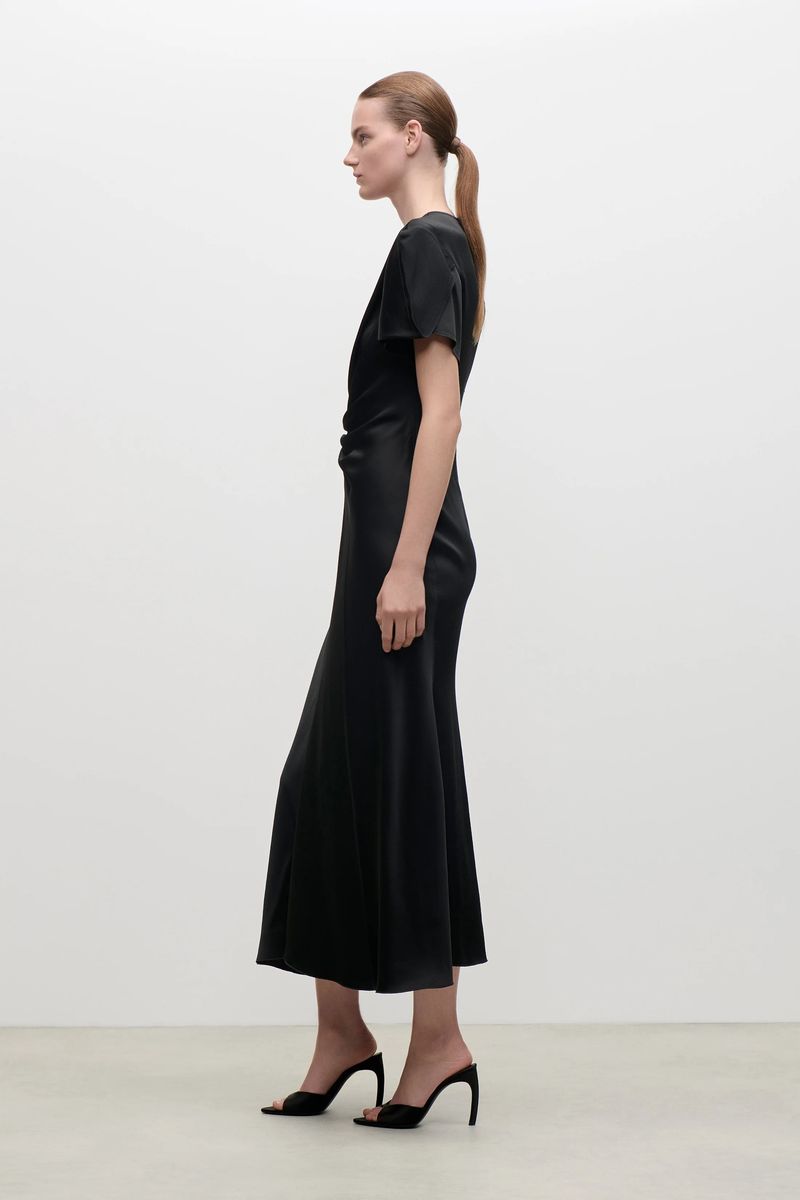 Drapiertes Satin-Midikleid mit V-Ausschnitt