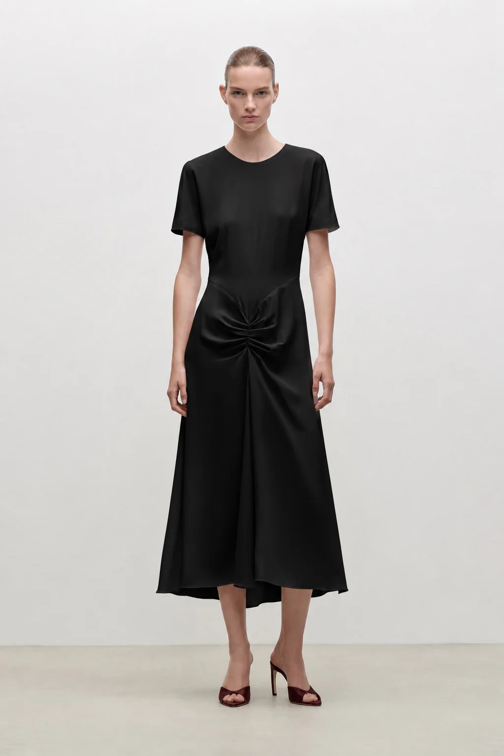 Midikleid mit Taillenraffung