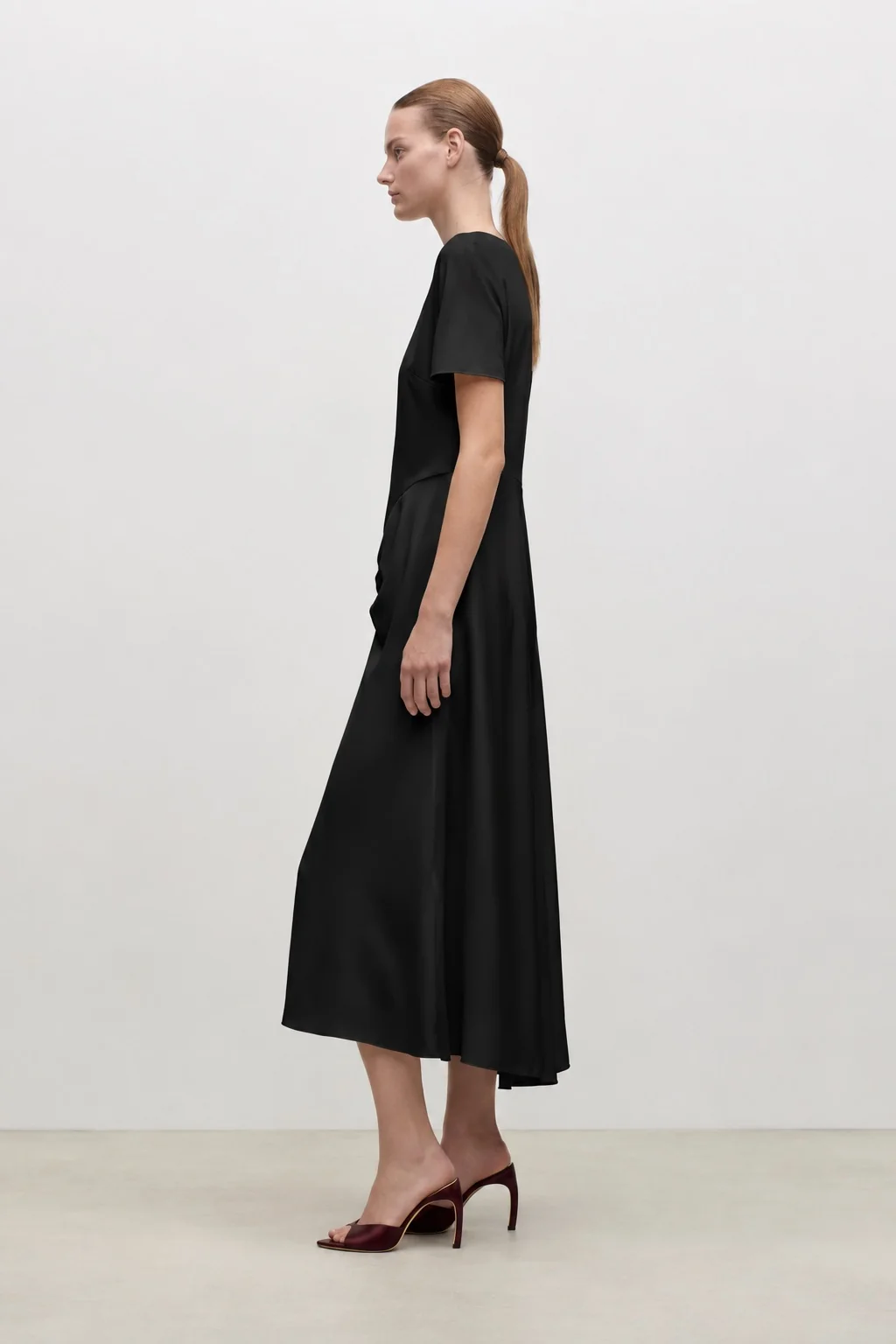 Midikleid mit Taillenraffung