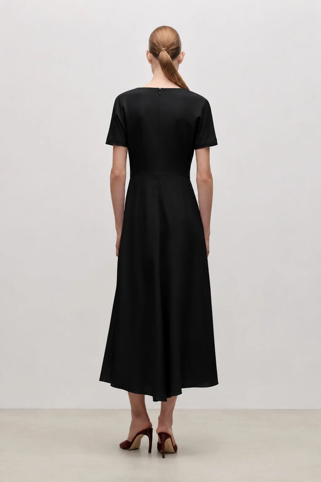 Midikleid mit Taillenraffung