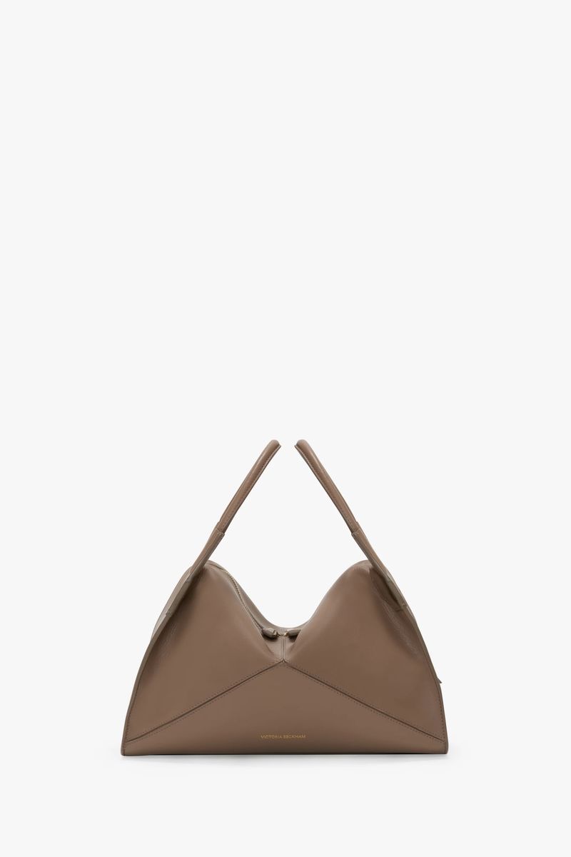 Ledertasche mit geometrischer Faltung
