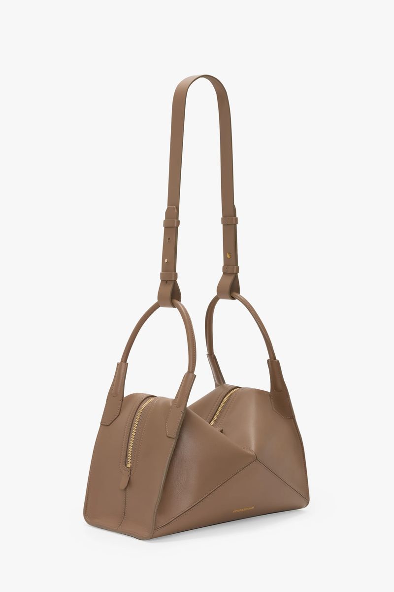 Ledertasche mit geometrischer Faltung
