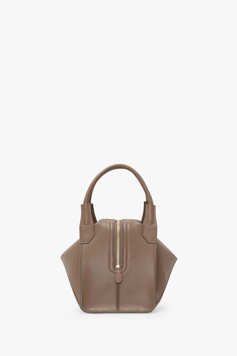 Ledertasche mit geometrischer Faltung