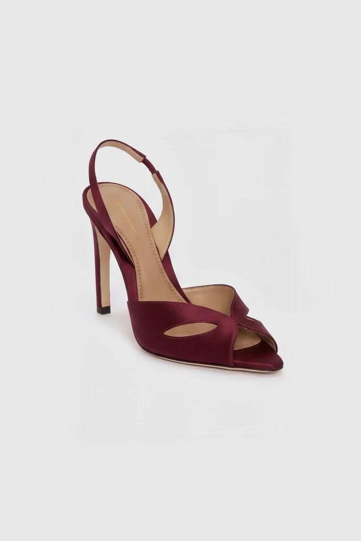 Skulpturale Satin-Slingbacks mit Masken-Detail