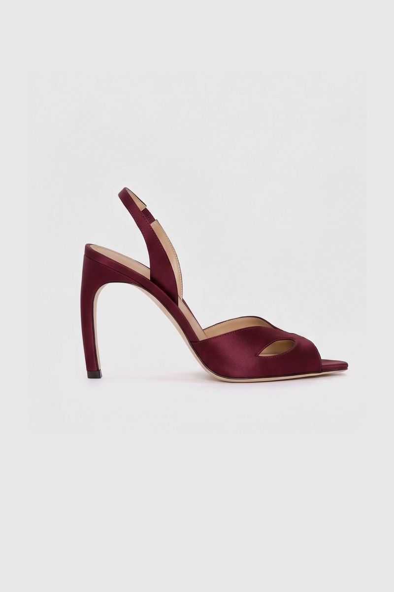 Skulpturale Satin-Slingbacks mit Masken-Detail