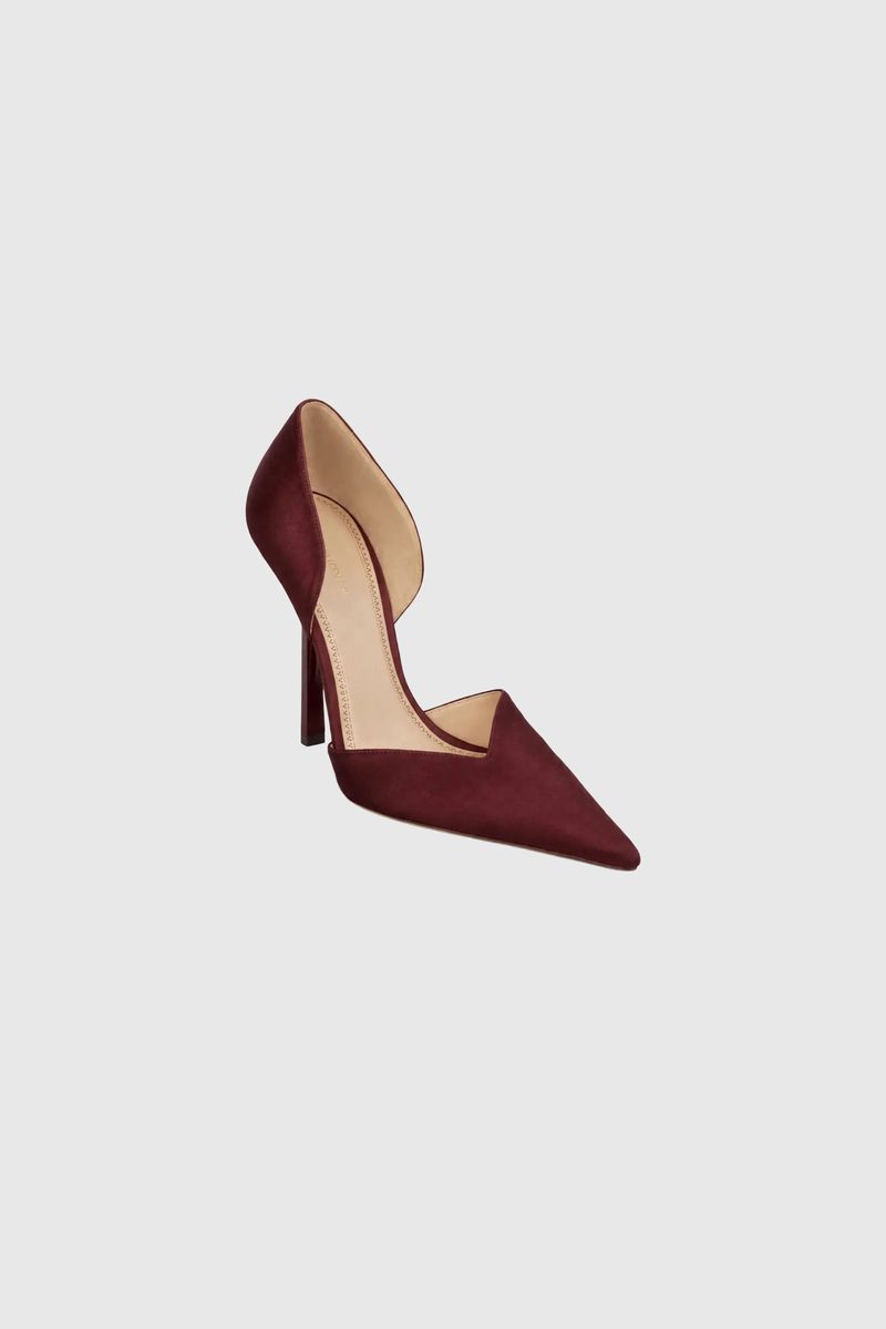 D'Orsay-Pumps mit asymmetrischem V-Ausschnitt