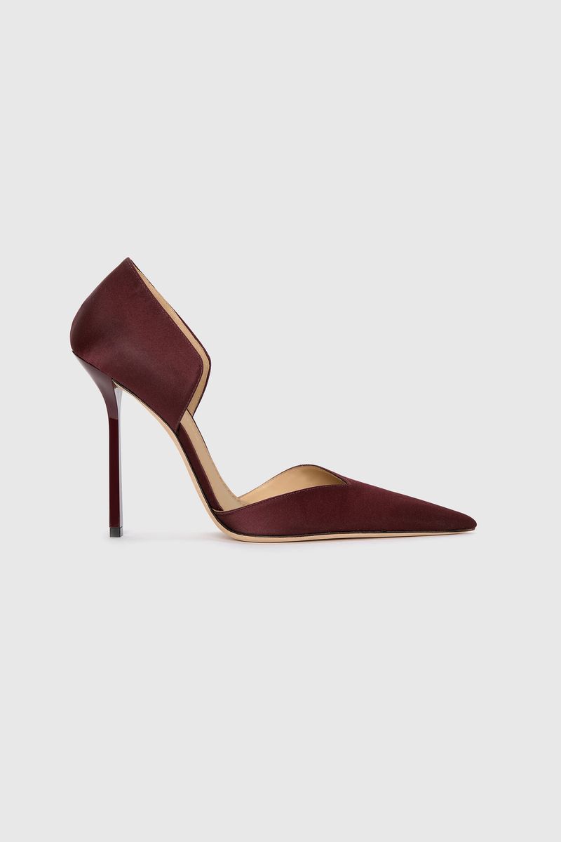 D'Orsay-Pumps mit asymmetrischem V-Ausschnitt