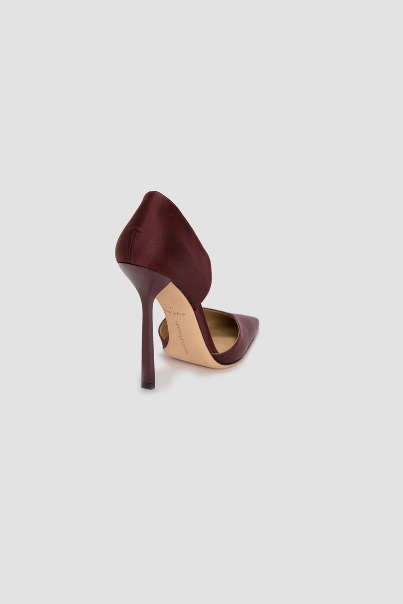 D'Orsay-Pumps mit asymmetrischem V-Ausschnitt