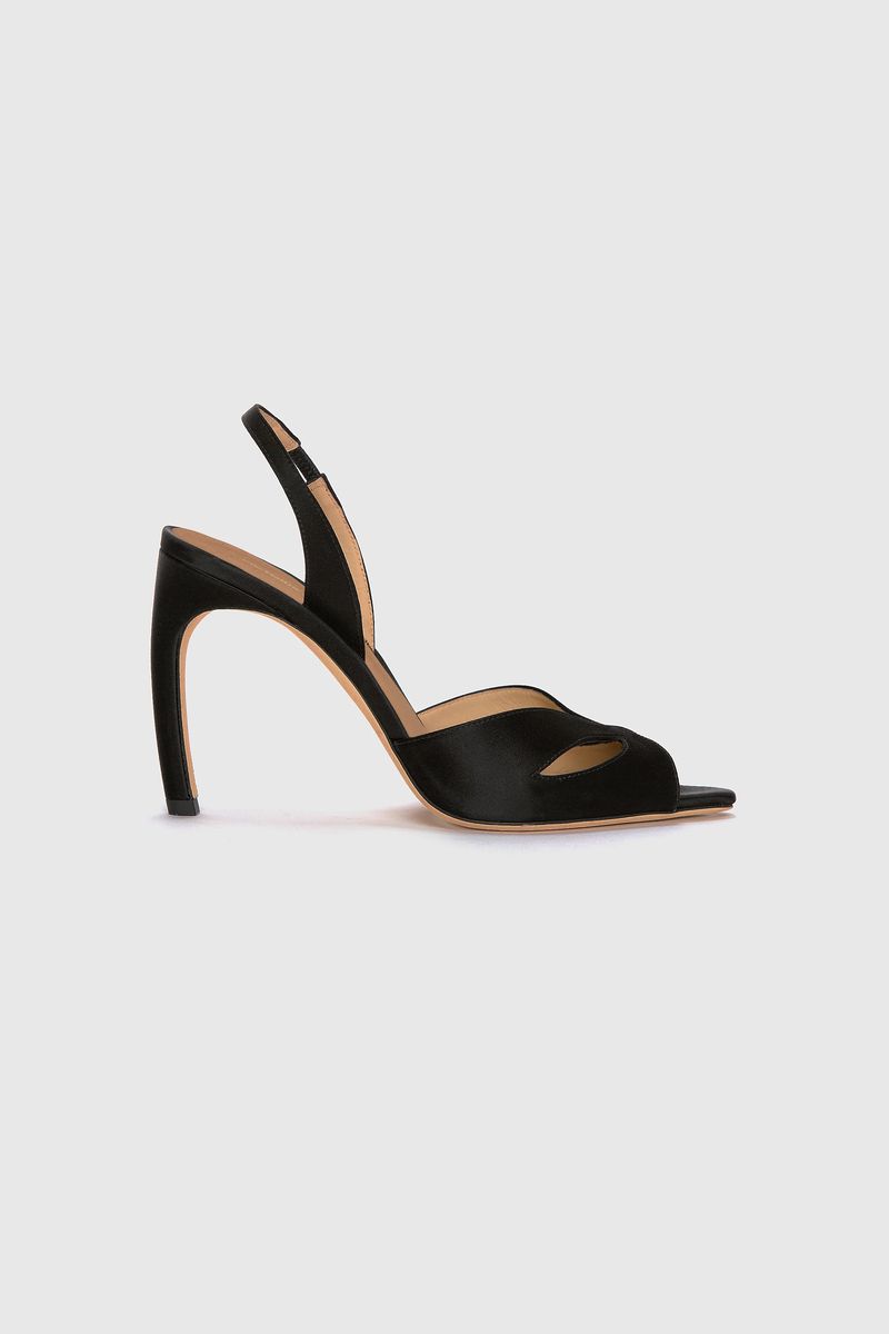 Satin-Slingpumps mit skulpturalem Detail