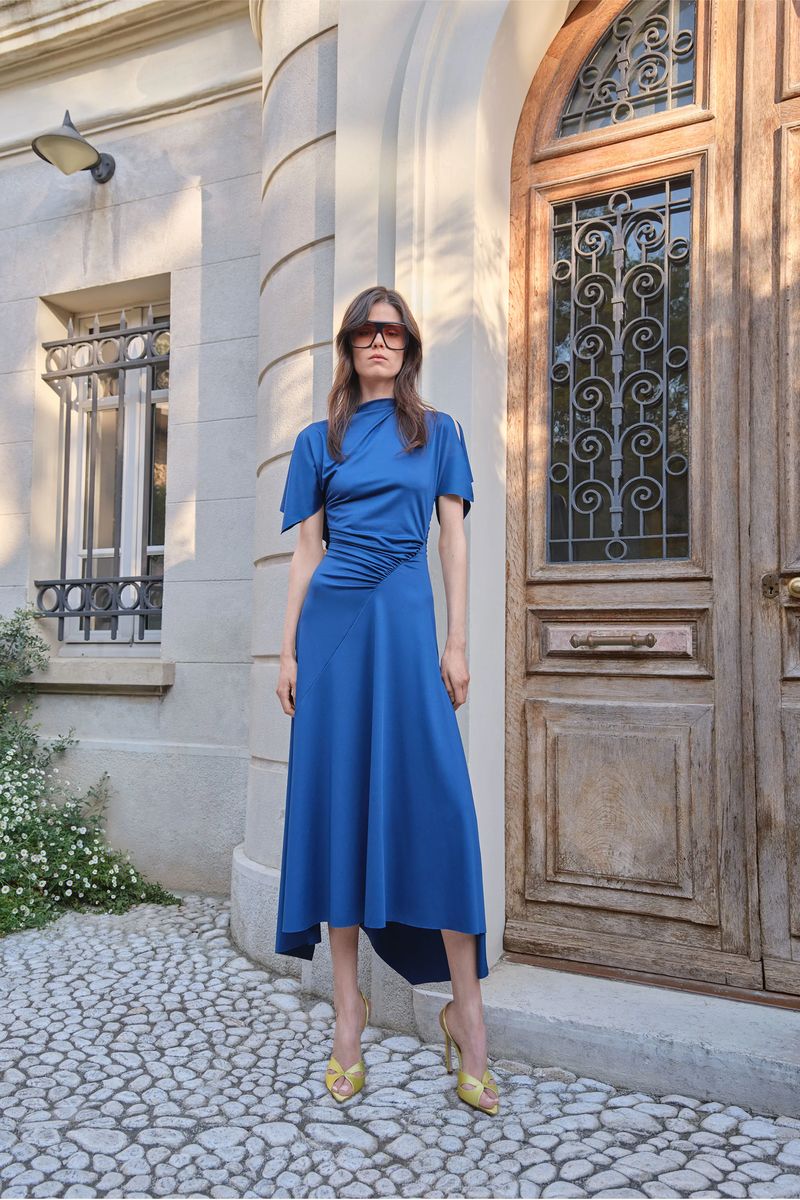 Asymmetrisches Midikleid mit Raffung