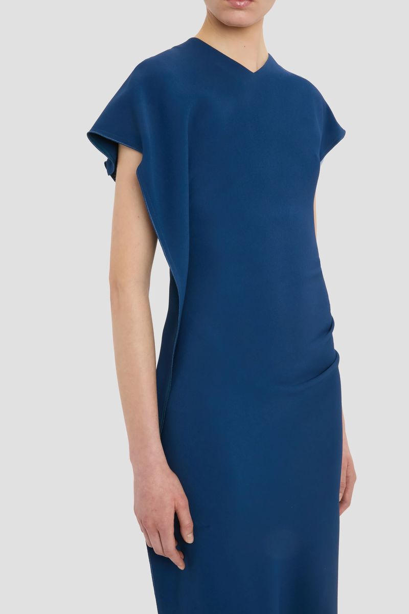 Fließendes Midi-Kleid mit Drapierung