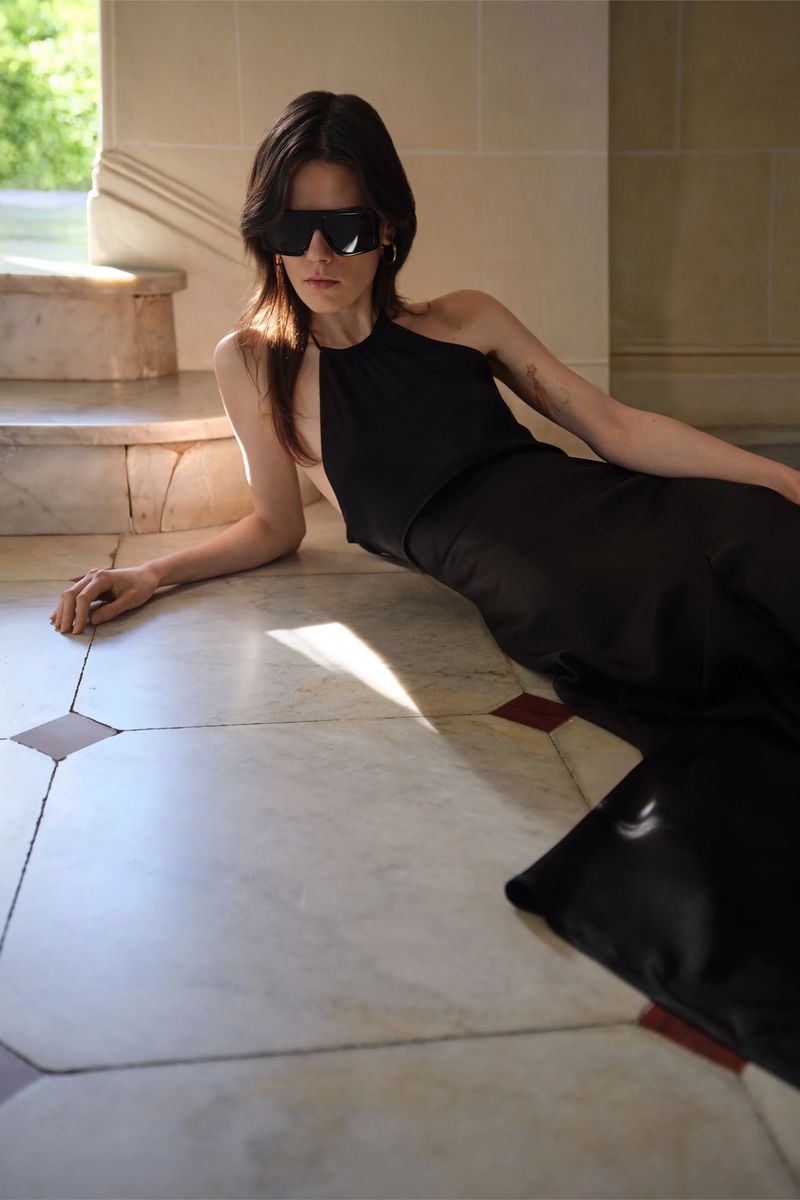 Elegantes asymmetrisches Halterneck-Midikleid