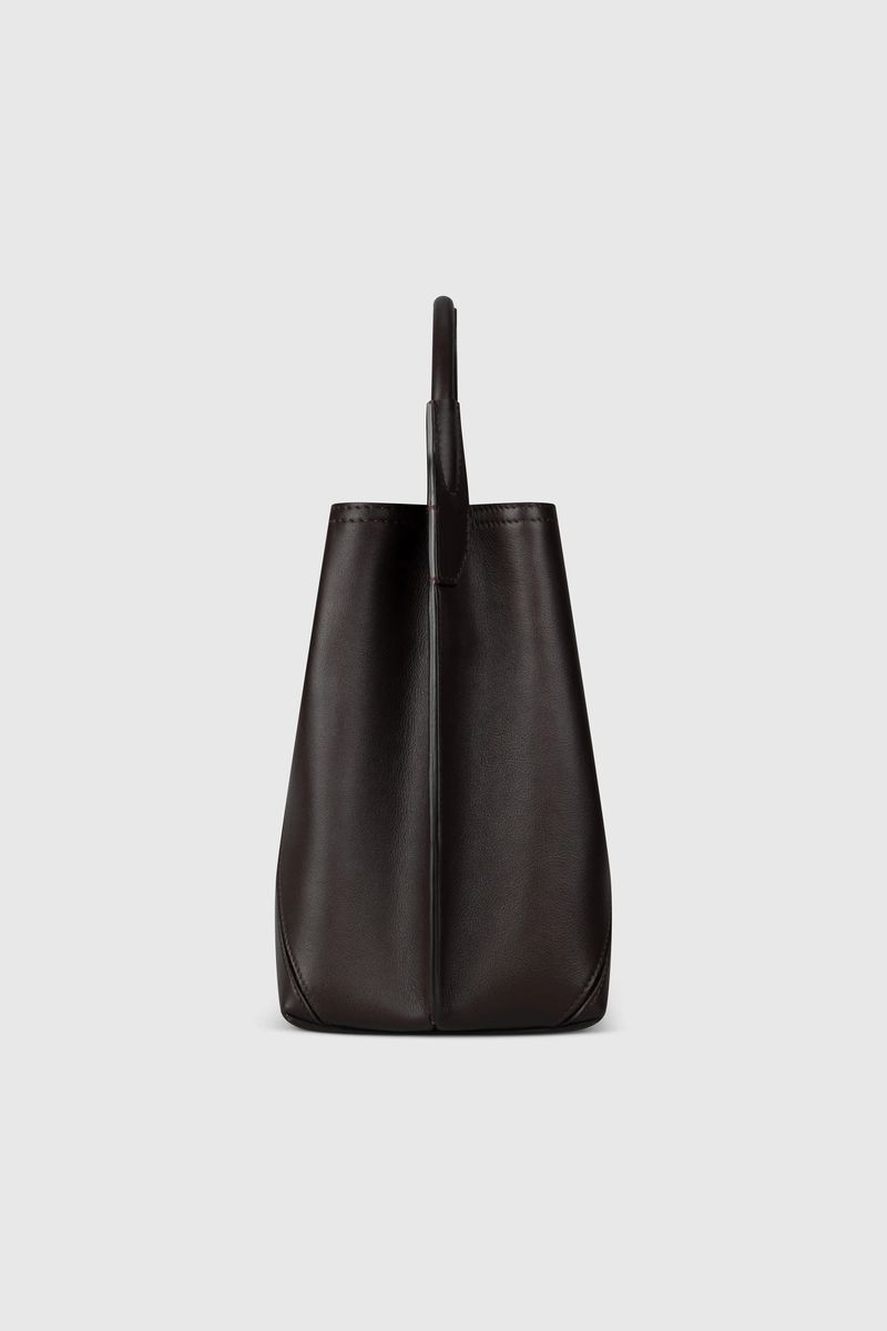 Leder-Bucket-Bag mit geometrischen Bahnen