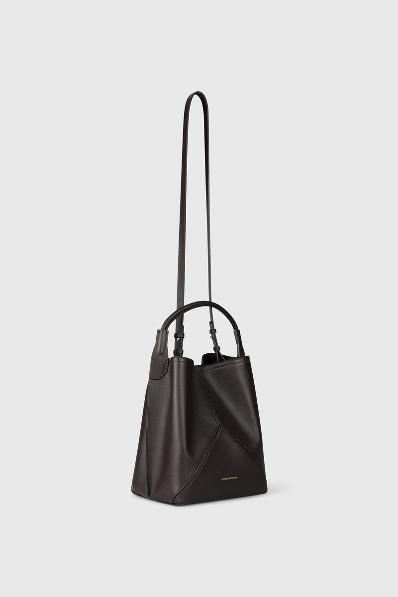 Leder-Bucket-Bag mit geometrischen Bahnen