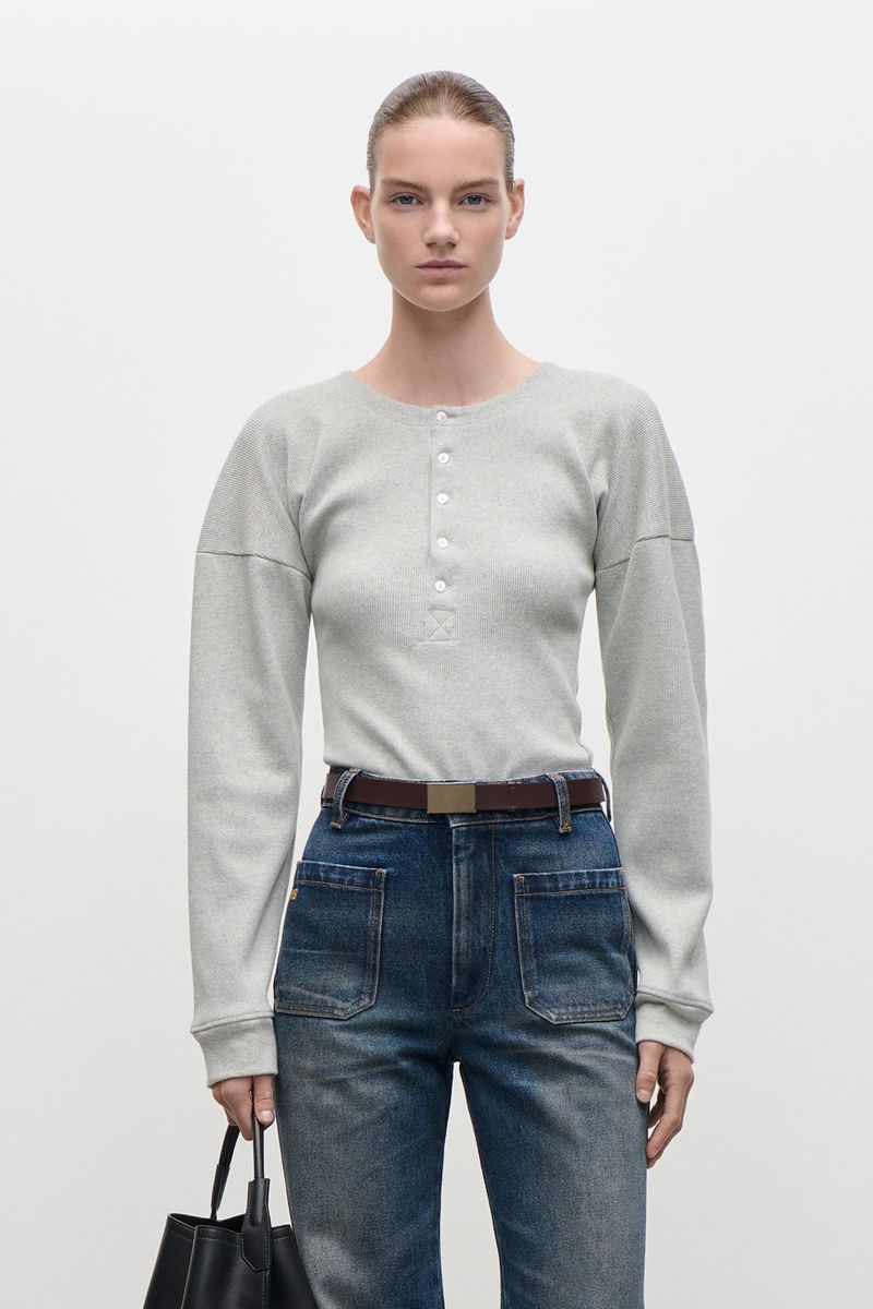 Minimalistisches Henley-Oberteil mit Rippmuster