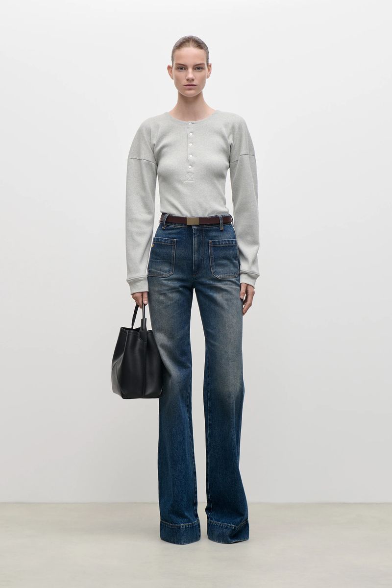 Minimalistisches Henley-Oberteil mit Rippmuster