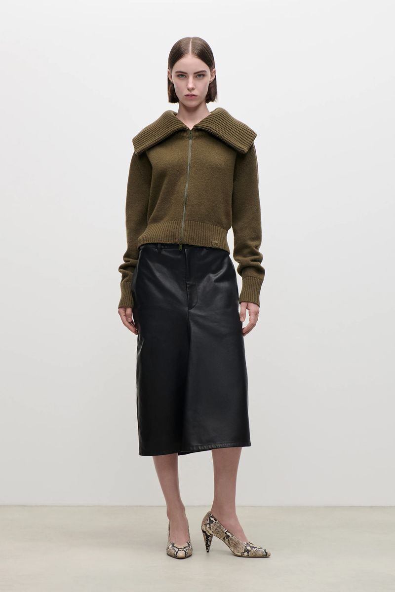 Lammwoll-Pullover mit weitem Kragen und Zip