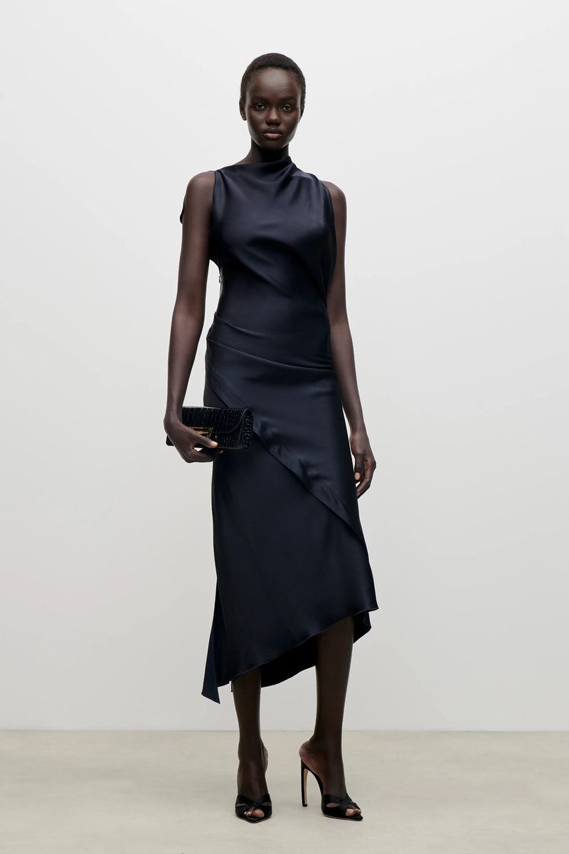 Drapiertes Satin-Midikleid mit asymmetrischem Saum
