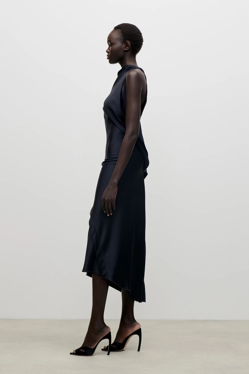 Drapiertes Satin-Midikleid mit asymmetrischem Saum