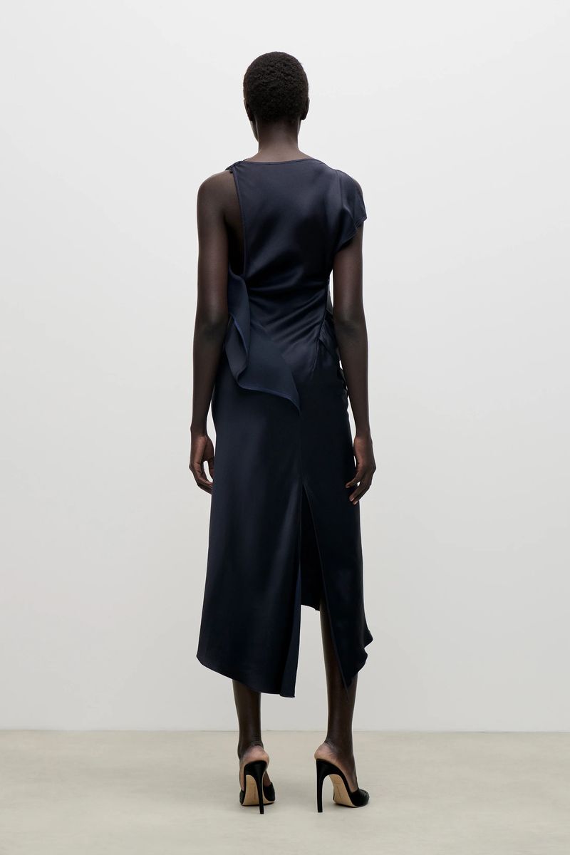 Drapiertes Satin-Midikleid mit asymmetrischem Saum