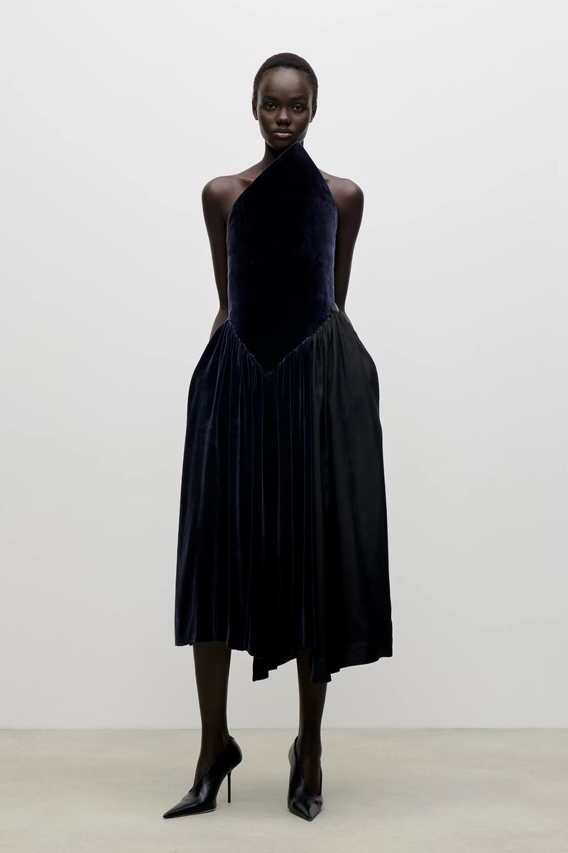 Asymmetrisches Midikleid aus Samt