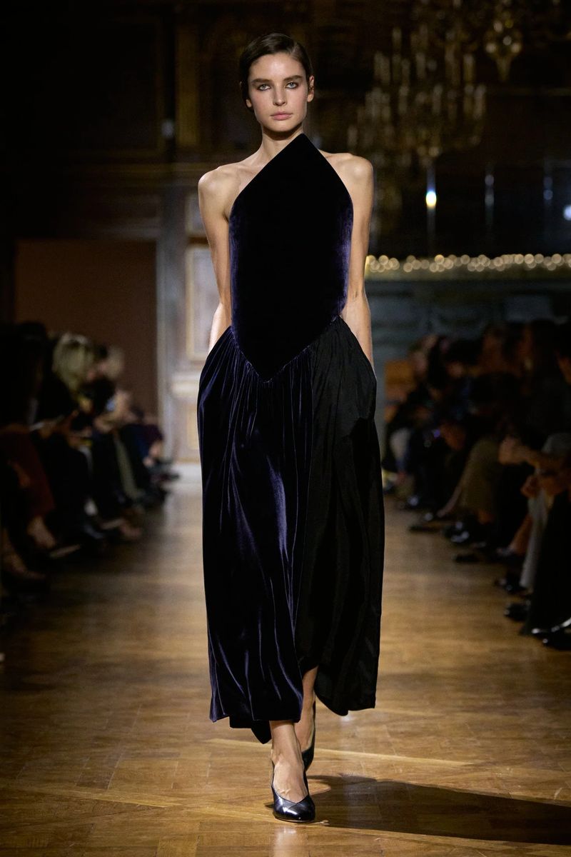 Asymmetrisches Midikleid aus Samt