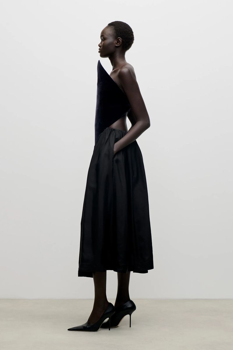 Asymmetrisches Midikleid aus Samt