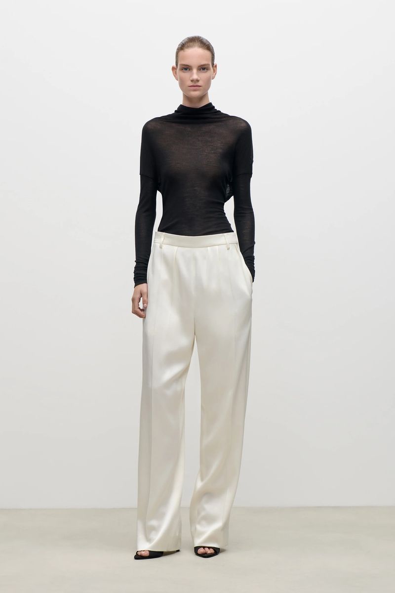 Weite Satinhose mit geschwungenem Bein