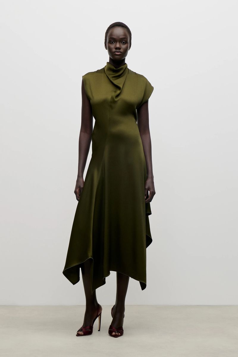 Drapiertes Satin-Midikleid mit Stehkragen