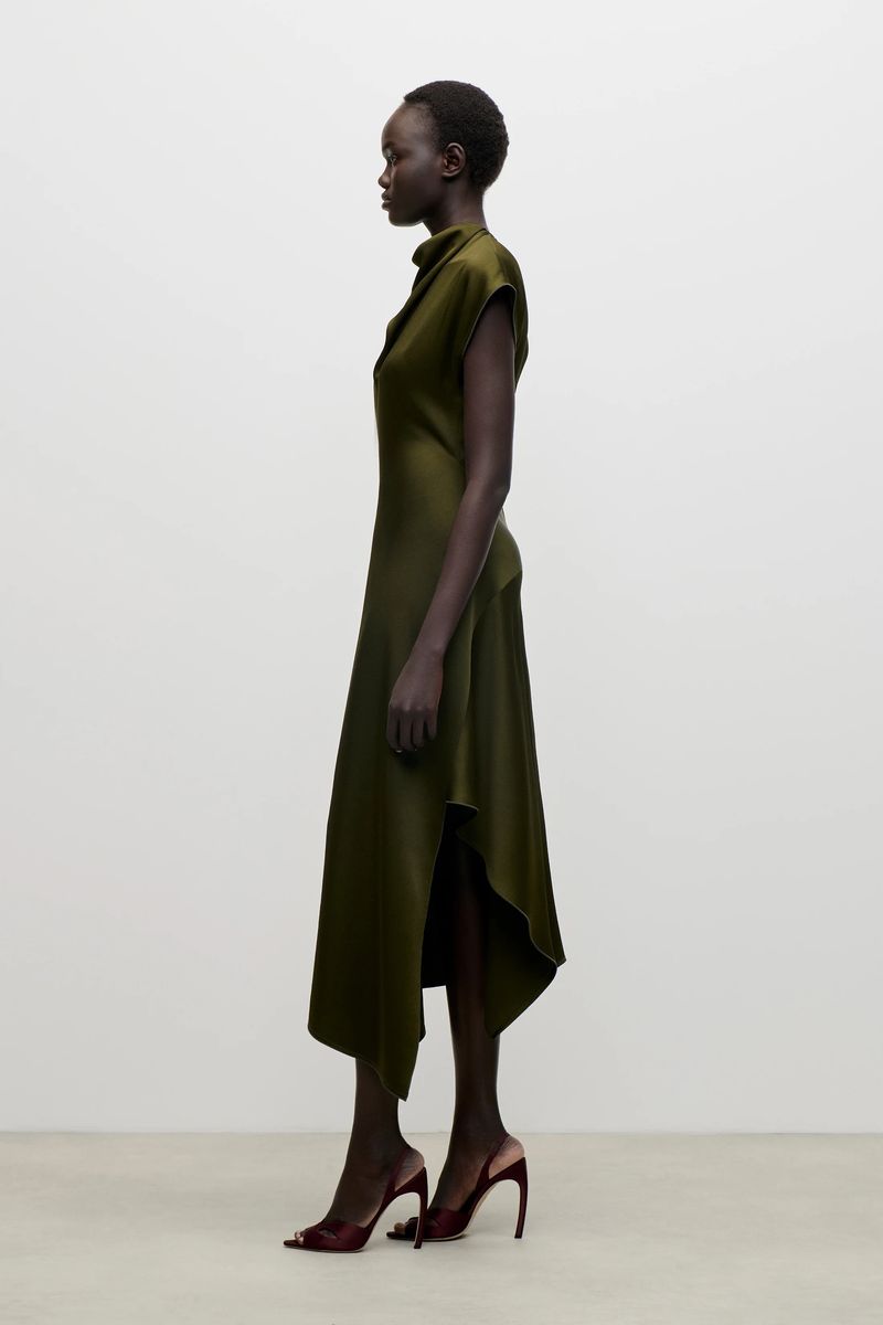 Drapiertes Satin-Midikleid mit Stehkragen