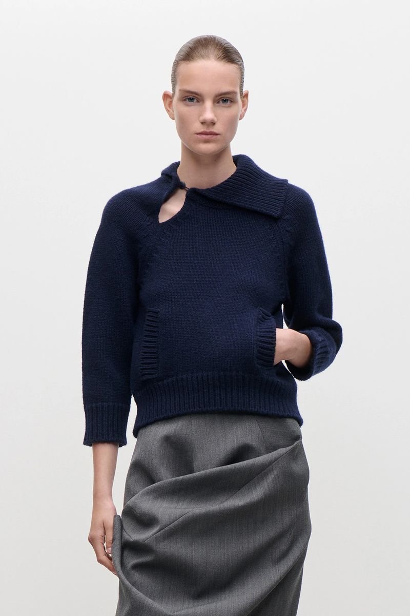 Lammwollpullover mit asymmetrischem Kragen