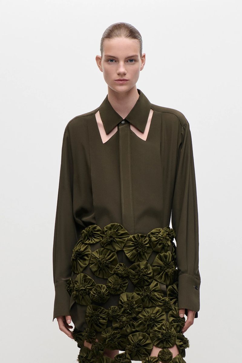 Minimalistische Bluse mit Cut-out-Kragen
