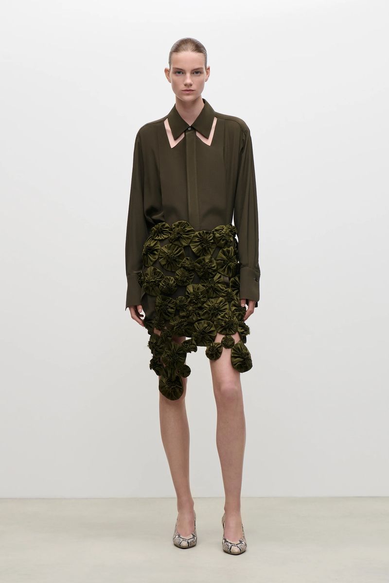 Minimalistische Bluse mit Cut-out-Kragen