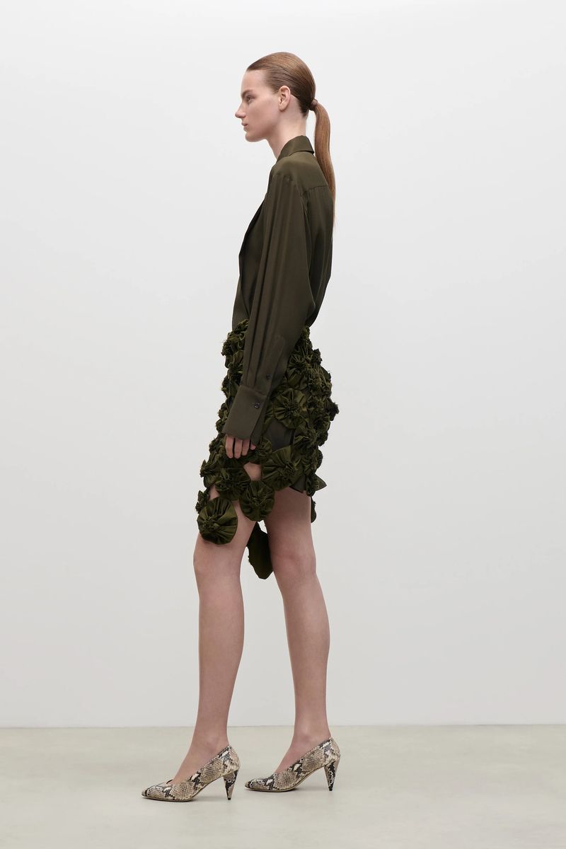Minimalistische Bluse mit Cut-out-Kragen
