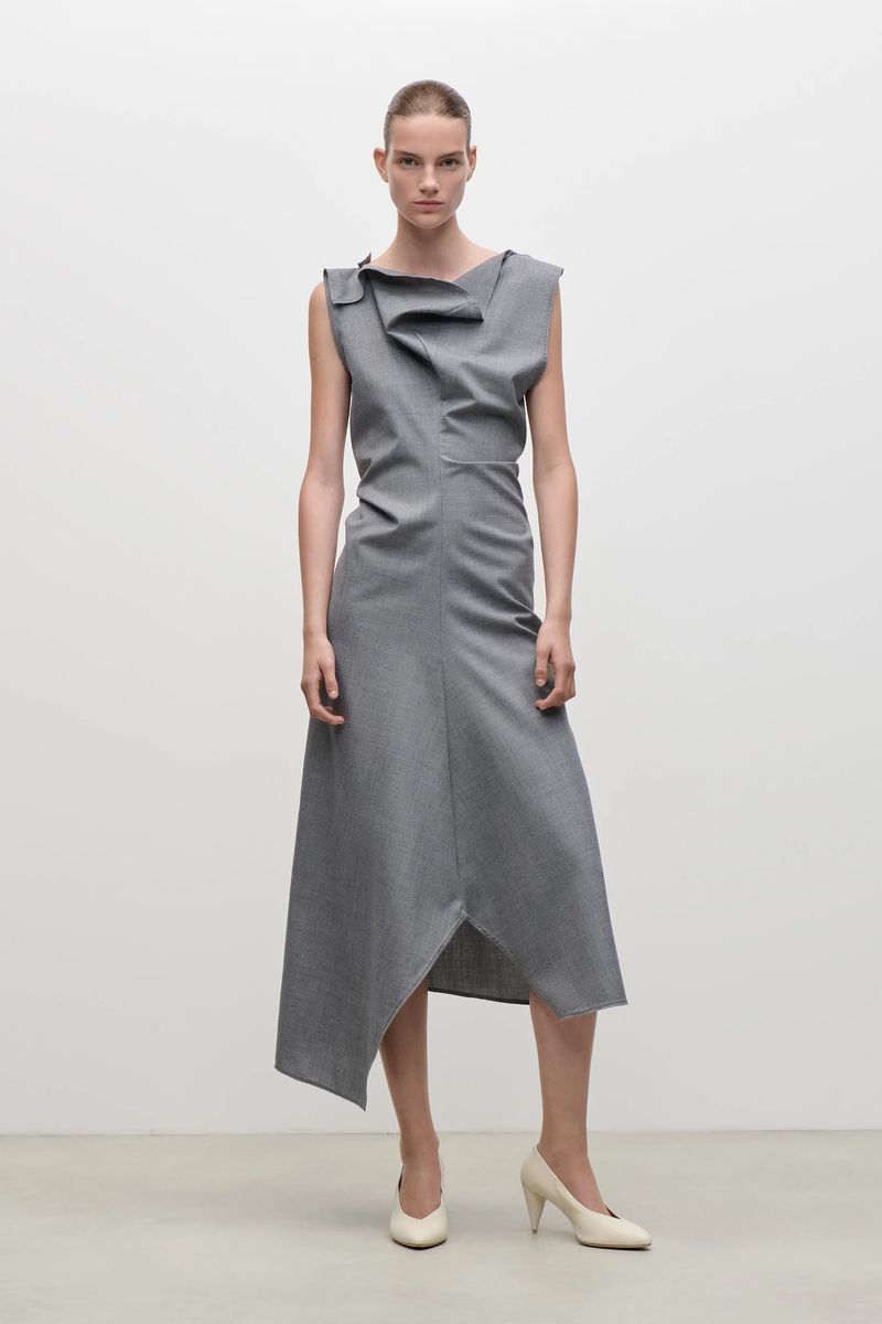 Drapiertes tailliertes Midi-Wollkleid