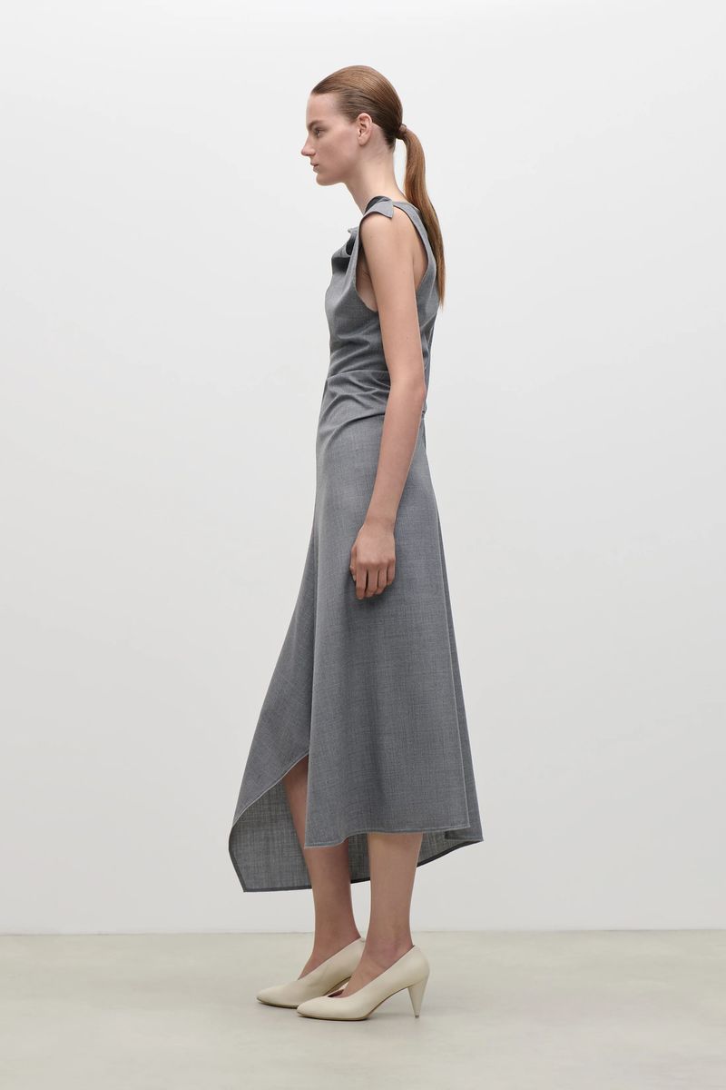 Drapiertes tailliertes Midi-Wollkleid