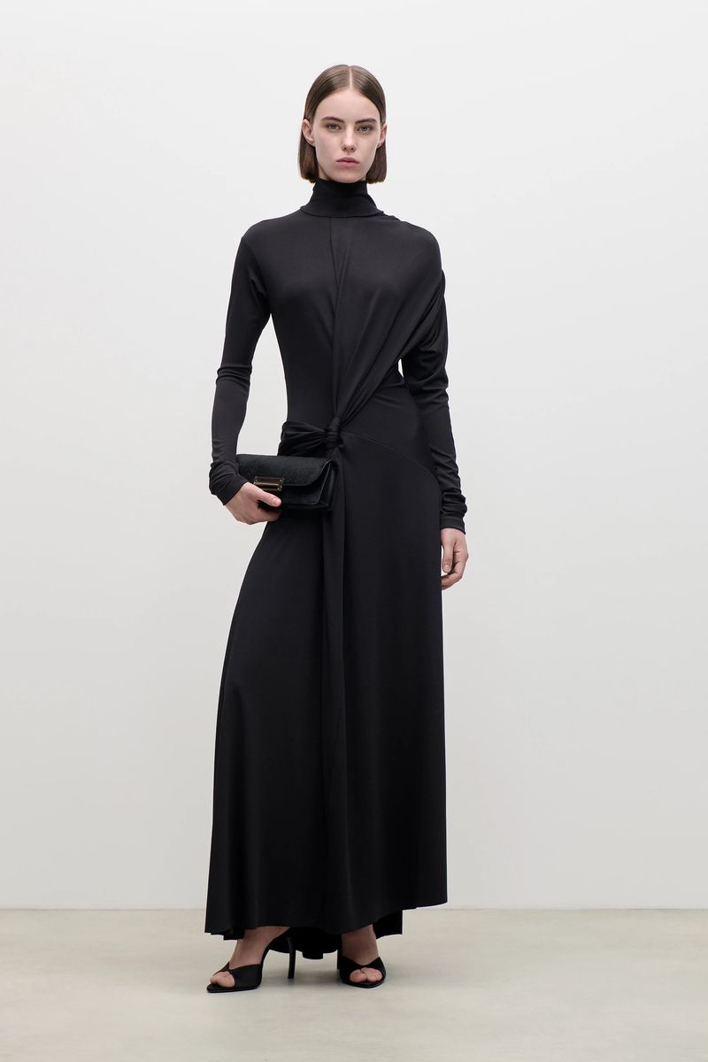 Drapiertes Rollkragenkleid mit Knotendetail