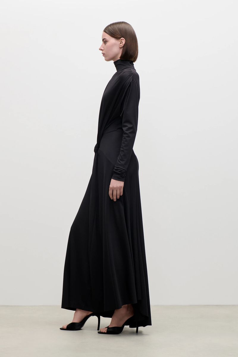 Drapiertes Rollkragenkleid mit Knotendetail