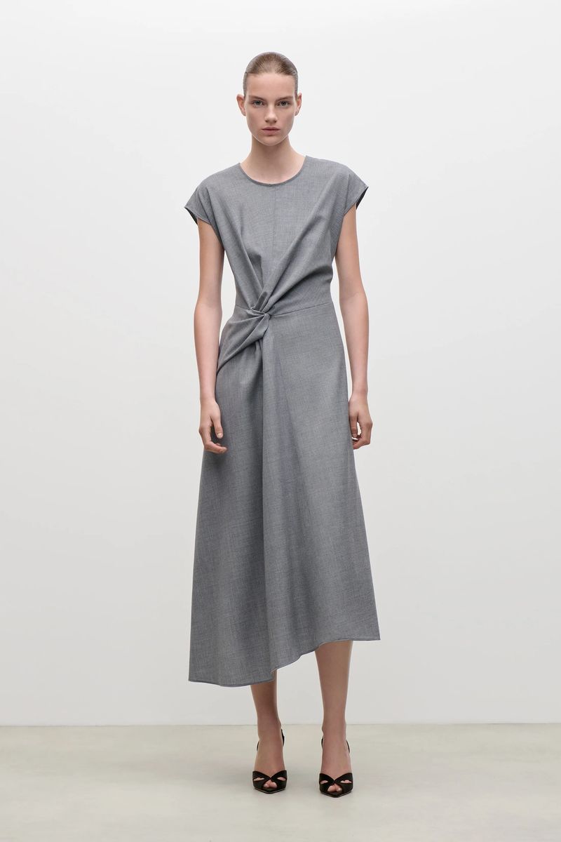Asymmetrisches Midikleid mit Twist-Detail