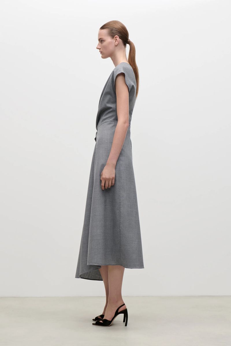 Asymmetrisches Midikleid mit Twist-Detail