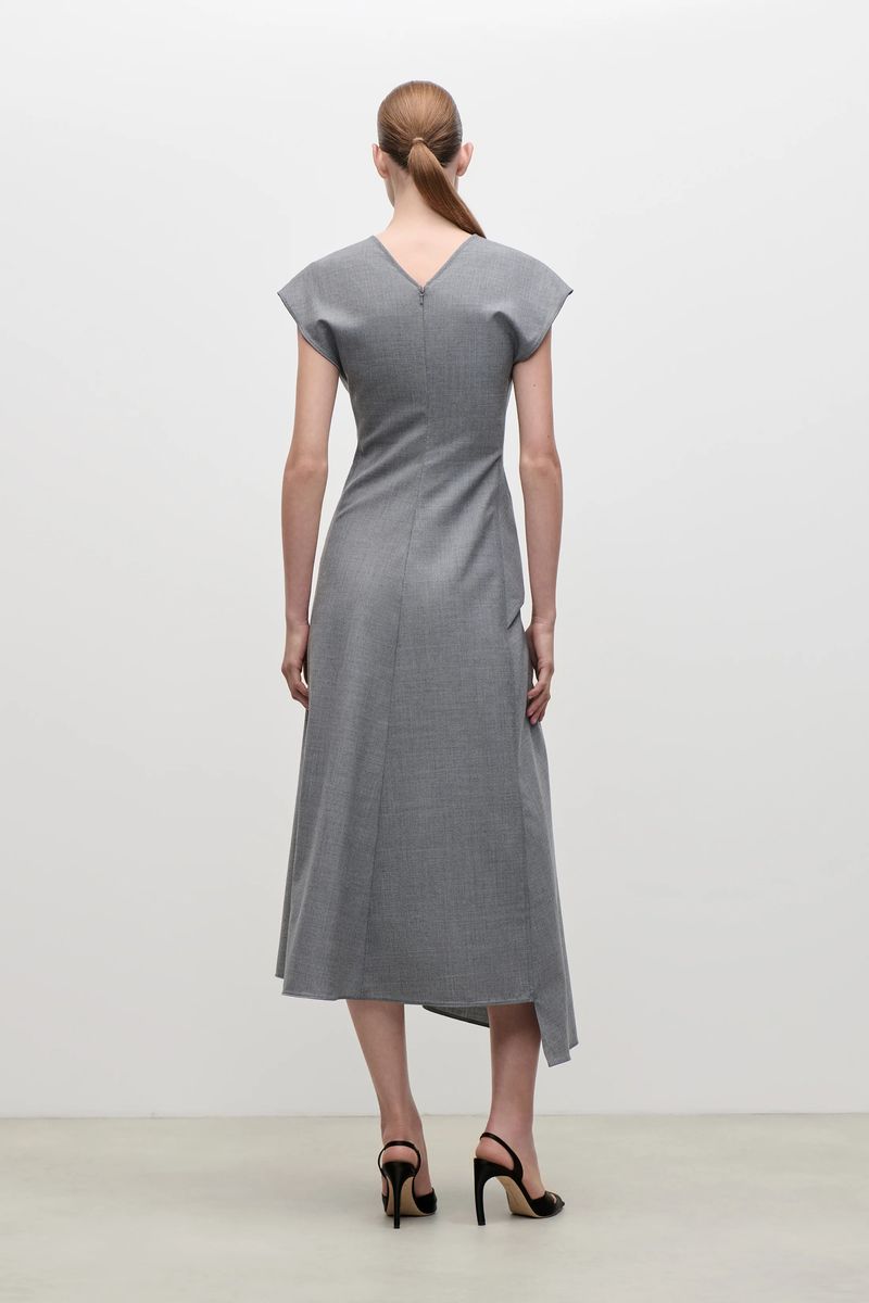 Asymmetrisches Midikleid mit Twist-Detail