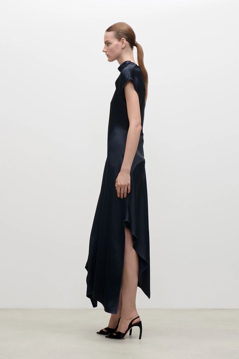 Drapiertes Midikleid mit Stehkragen