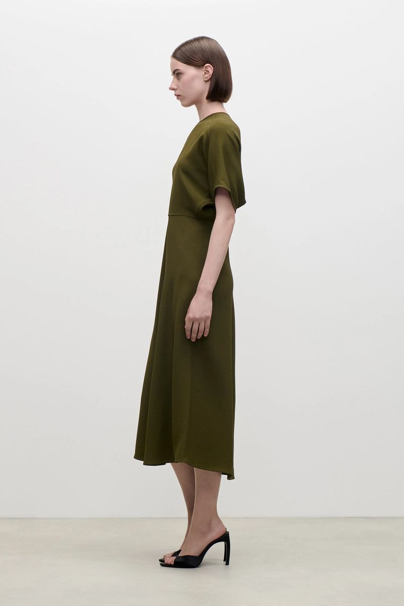 Elegantes Midikleid mit Fledermausärmeln