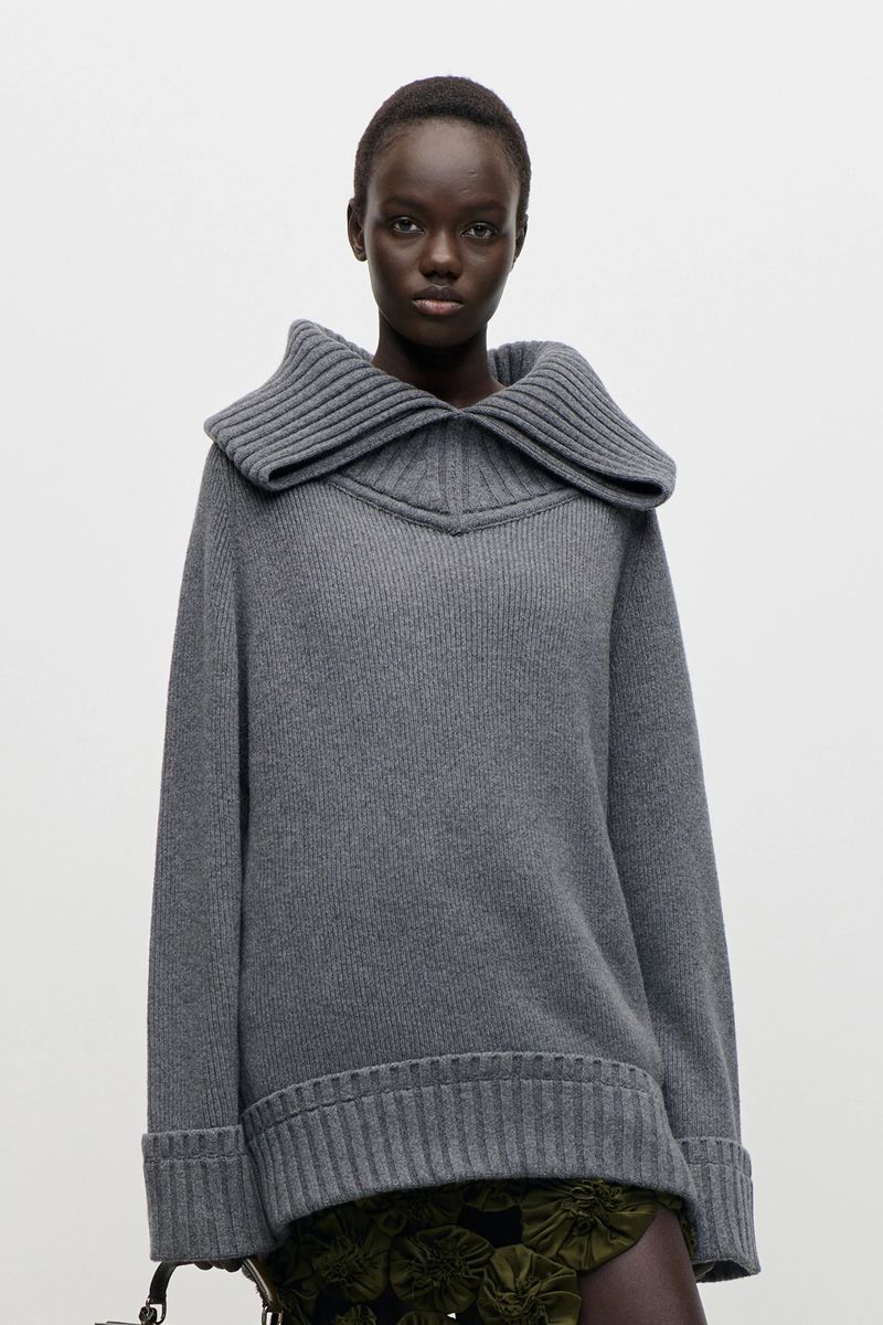 Lammwollpullover mit breitem Kragen