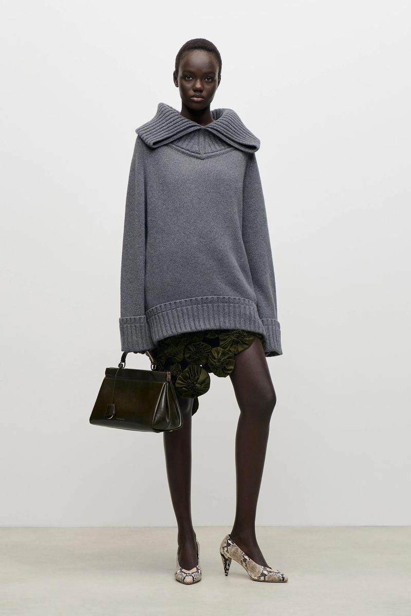 Lammwollpullover mit breitem Kragen