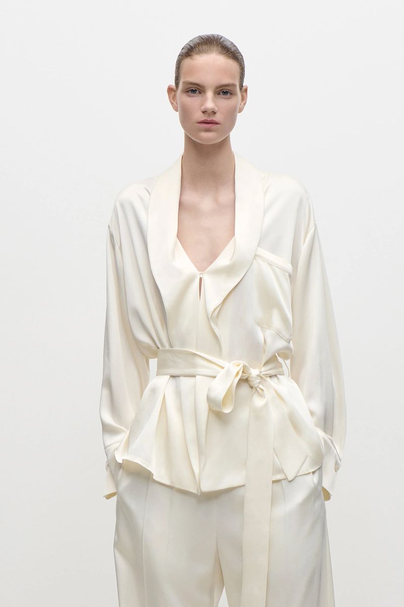 Elegante Satinbluse mit Gürtel