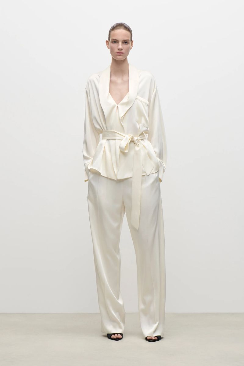 Elegante Satinbluse mit Gürtel