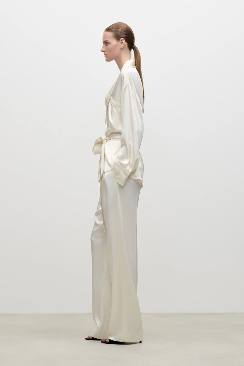 Elegante Satinbluse mit Gürtel