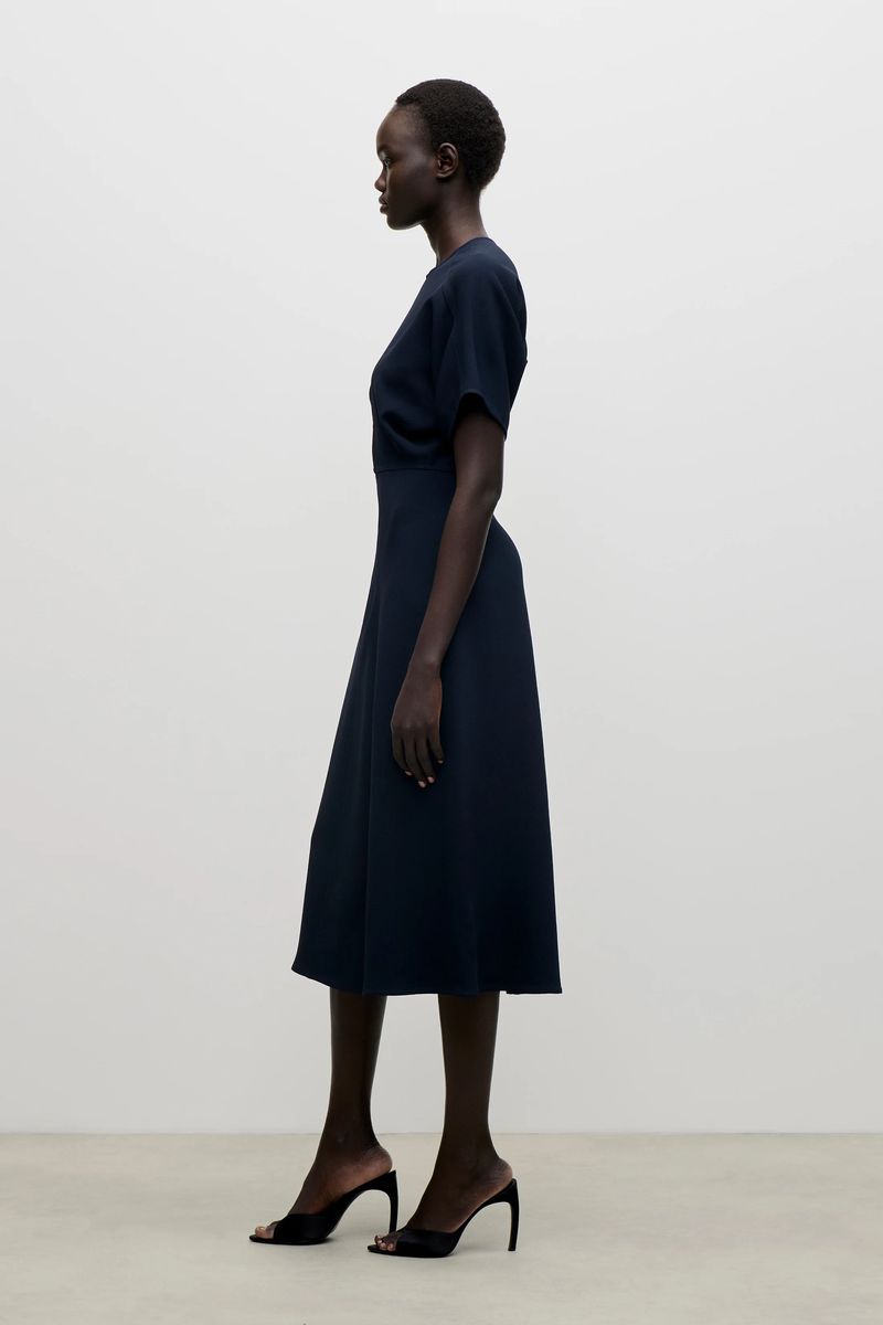 Drapiertes Midikleid aus fließendem Cady