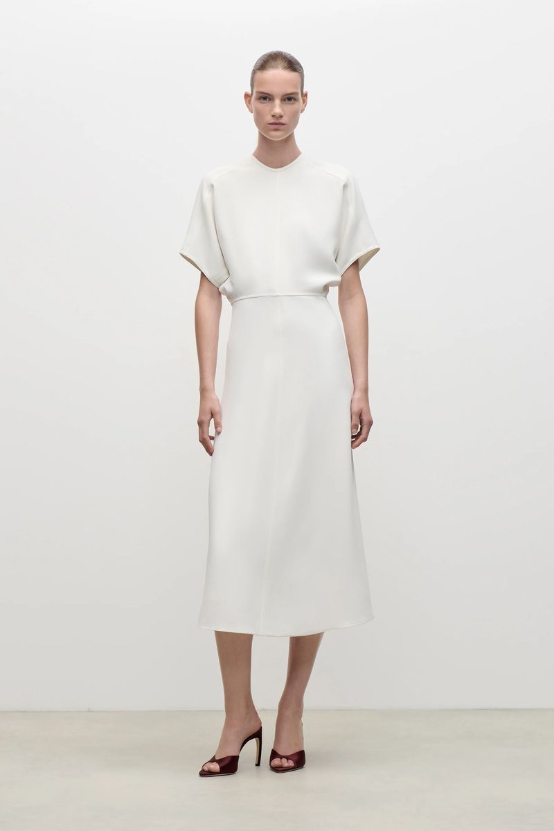 Raffiniertes Midi-Kleid aus fließendem Cady